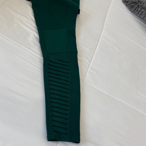 ALO Yoga Green Leggings - Picture 2 of 8